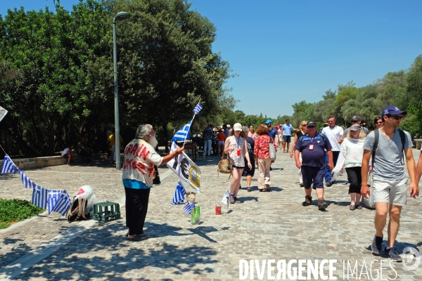 Athenes.Un vieil homme fait la manche sur la promenade au pied de l Acropole