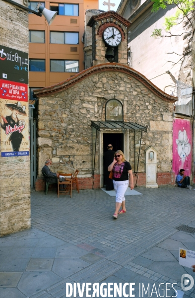 Athenes.Mendiants devant l eglise Aghia Kyriaki pres du marche central