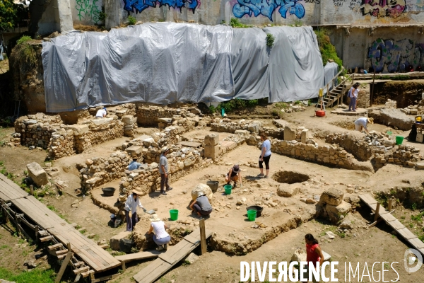 Athenes.Une equipe d  archeologues sur le site de l  ancienne agora au pied de l Acropole