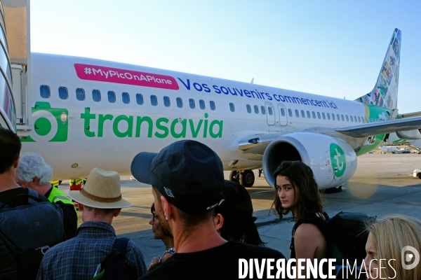 Athenes.Passagers a l  emarquement sur un avion de la compagnie Transavia