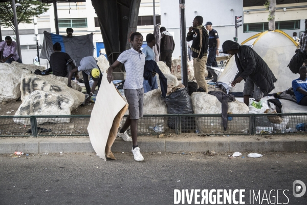 Les migrants et la Porte de la Chapelle en crise