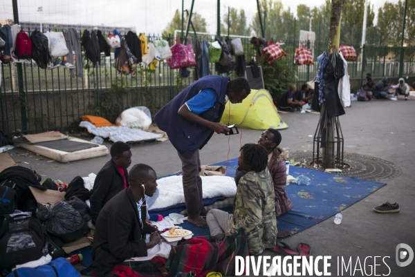 Situation des migrants et refugies a la porte de la chapelle a paris.
