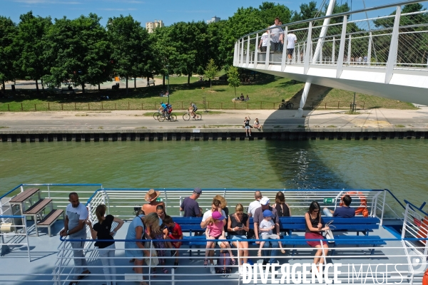 Un ete le long du canal de l Ourcq.Passagers a bord de la navette fluviale au port de loisirs