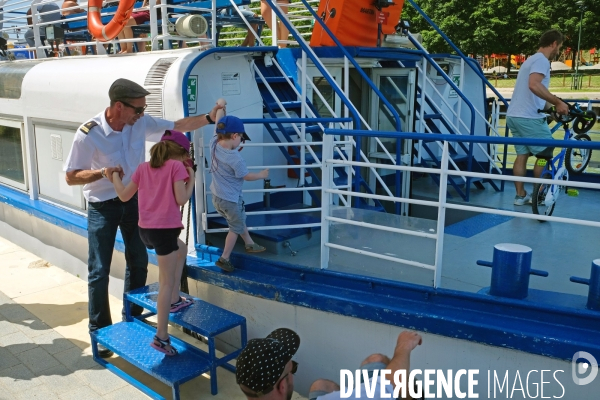 Un ete le long du canal de l Ourcq.Passagers a bord de la navette fluviale au port de loisirs