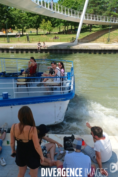 Un ete le long du canal de l Ourcq.Passagers a bord de la navette fluviale au port de loisirs