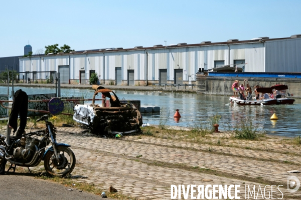 Un ete le long du canal de l Ourcq.Restes calcines dune moto et d une voiture sur la berge