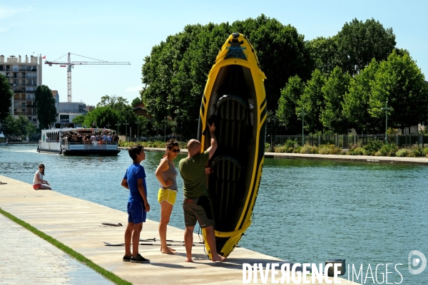 Un ete le long du canal de l Ourcq. Un kayakiste