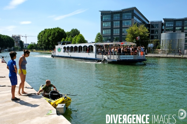 Un ete le long du canal de l Ourcq. Un kayakiste