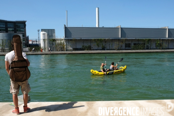 Un ete le long du canal de l Ourcq. Un kayakiste