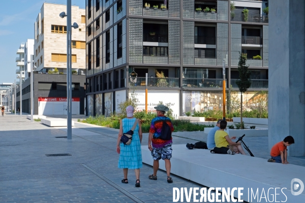 Un ete le long du canal de l Ourcq.Immeubles de logement sur les berges dans le nouveau quartier du port