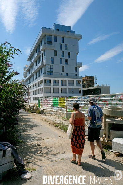 Un ete le long du canal de l Ourcq .Immeubles de logement sur les berges dans le nouveau quartier du port