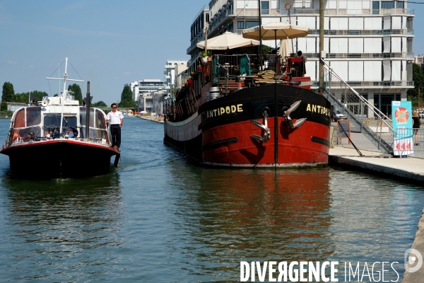 Un ete le long du canal de l Ourcq.Une navette fluviale