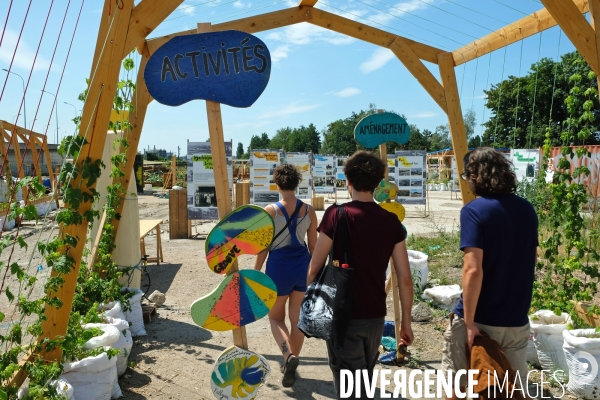 Un ete le long du canal de l Ourcq.La Prairie du canal, une ferme urbaine installee sur une ancienne friche industrielle