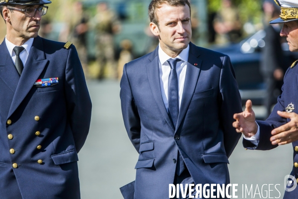 Emmanuel Macron en visite à L ile-Longue.