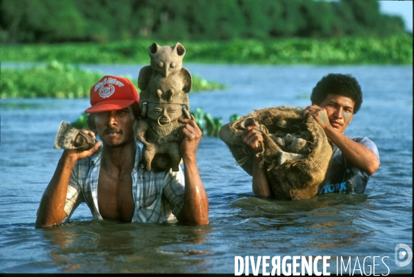 COLOMBIE : Huaqueros, les pilleurs de tombes de l  El Dorado.