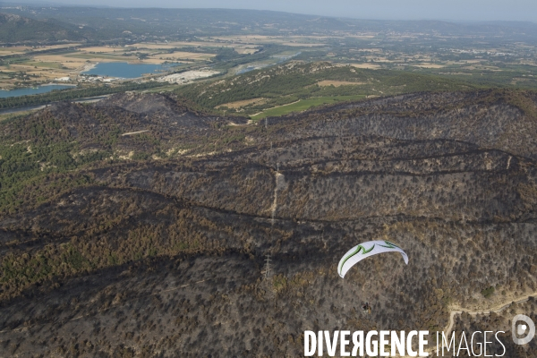 Survol du Luberon ravagé par le feu
