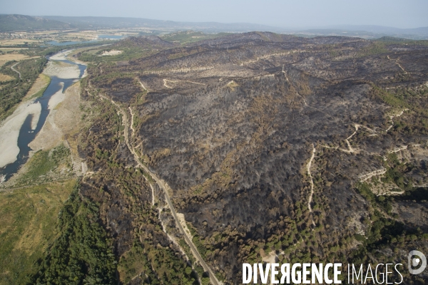 Survol du Luberon ravagé par le feu