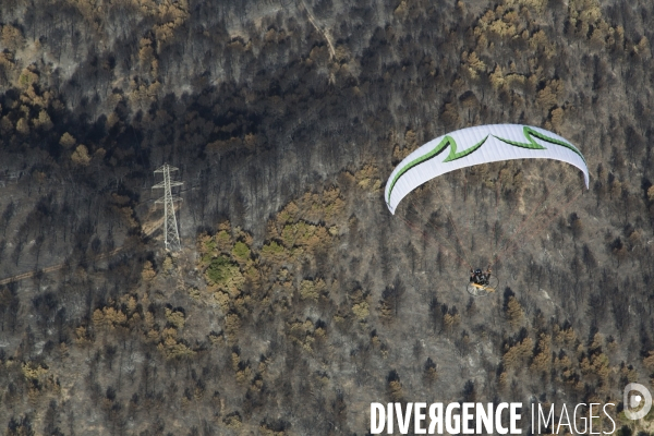 Survol du Luberon ravagé par le feu