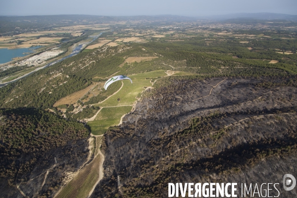 Survol du Luberon ravagé par le feu