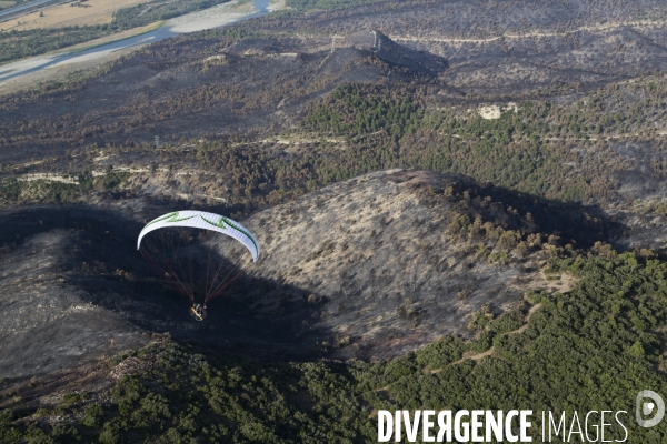 Survol du Luberon ravagé par le feu