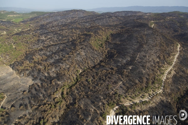 Survol du Luberon ravagé par le feu