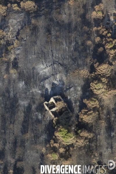 Survol du Luberon ravagé par le feu