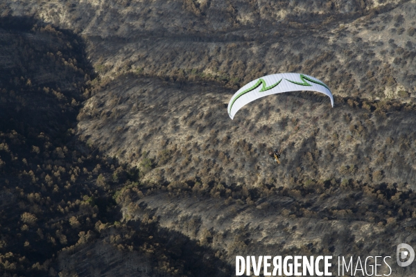 Survol du Luberon ravagé par le feu