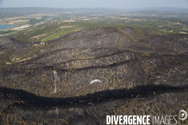 Survol du Luberon ravagé par le feu