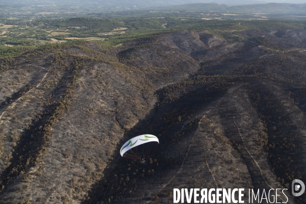 Survol du Luberon ravagé par le feu