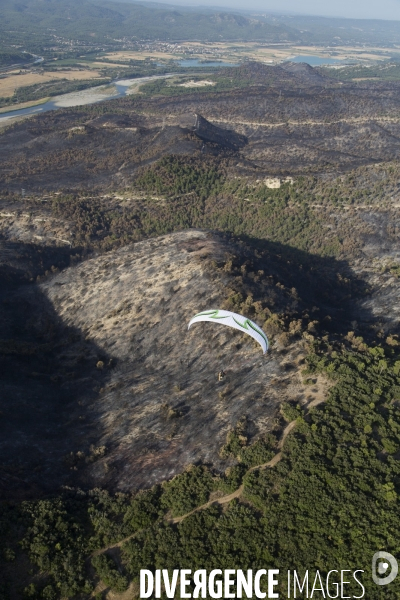 Survol du Luberon ravagé par le feu