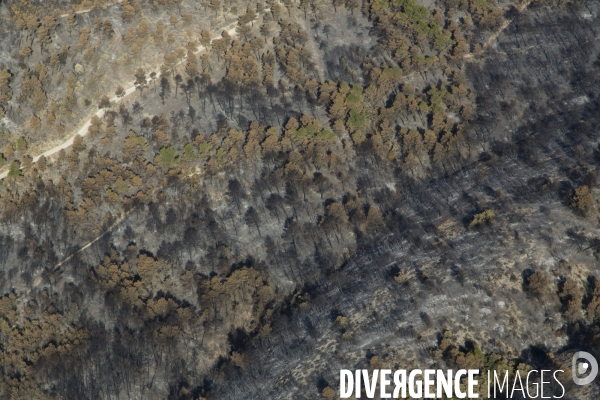 Survol du Luberon ravagé par le feu