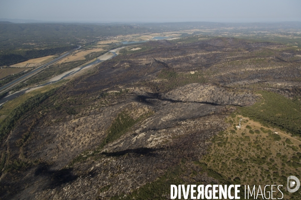 Survol du Luberon ravagé par le feu