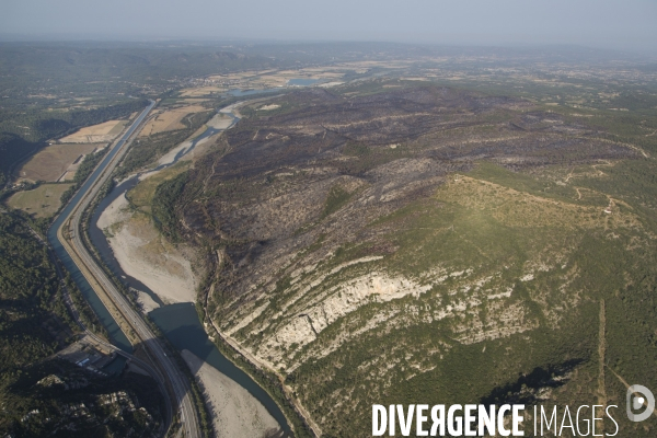 Survol du Luberon ravagé par le feu