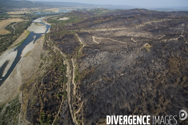 Survol du Luberon ravagé par le feu