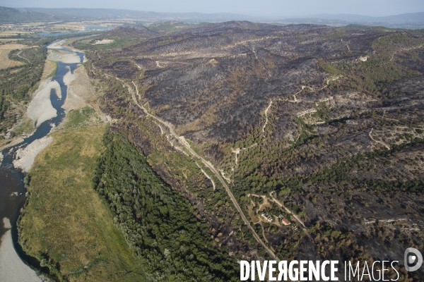 Survol du Luberon ravagé par le feu