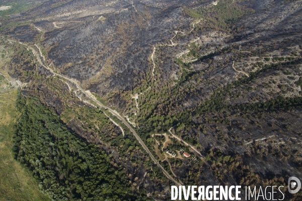 Survol du Luberon ravagé par le feu
