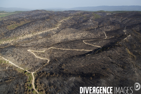 Survol du Luberon ravagé par le feu