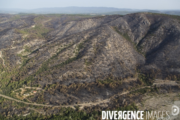 Survol du Luberon ravagé par le feu