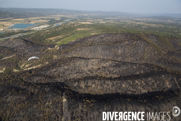 Survol du Luberon ravagé par le feu