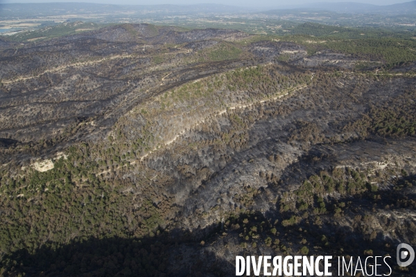 Survol du Luberon ravagé par le feu