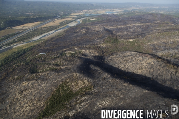 Survol du Luberon ravagé par le feu