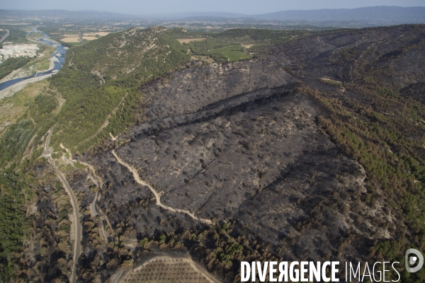 Survol du Luberon ravagé par le feu