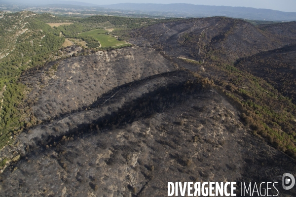 Survol du Luberon ravagé par le feu