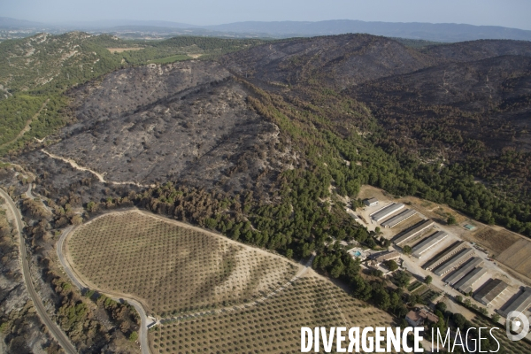 Survol du Luberon ravagé par le feu