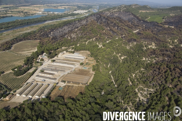 Survol du Luberon ravagé par le feu