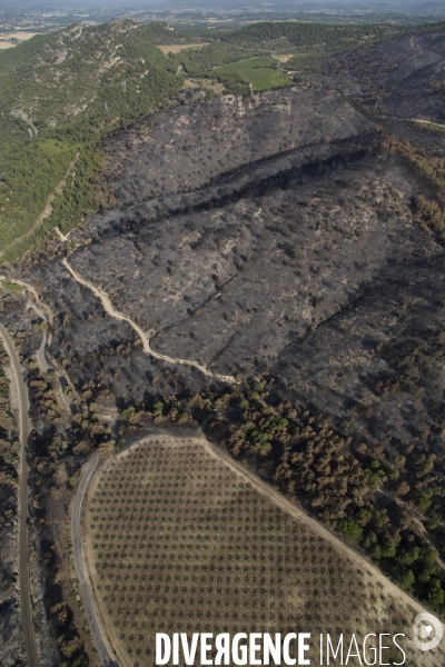 Survol du Luberon ravagé par le feu