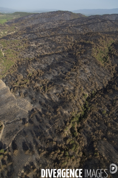 Survol du Luberon ravagé par le feu