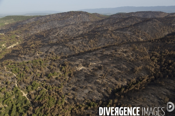 Survol du Luberon ravagé par le feu