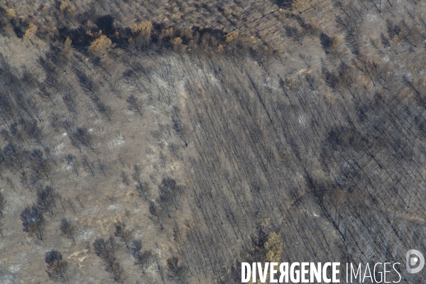 Survol du Luberon ravagé par le feu