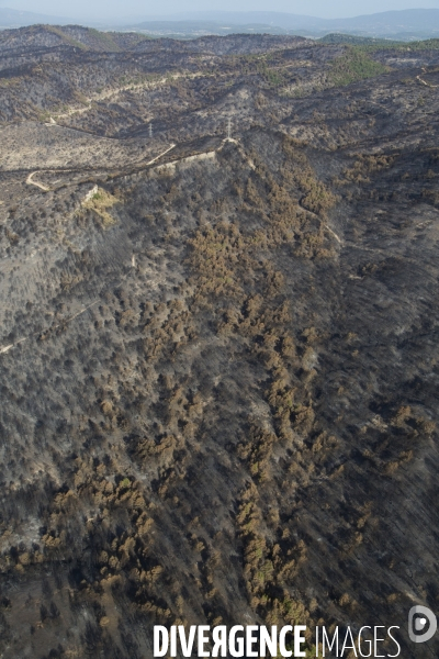 Survol du Luberon ravagé par le feu